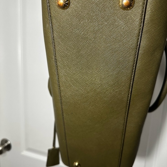 Michael Kors Tote Gold Hardware - Picture 3 of 11